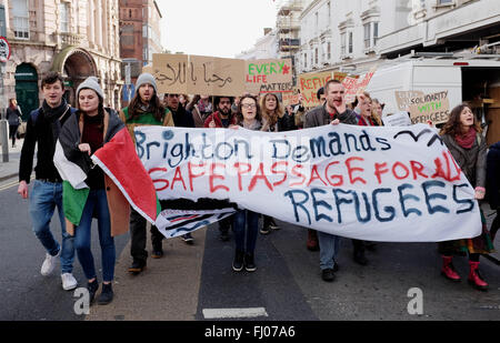 Brighton Regno Unito 27 Febbraio 2016 - Brighton richiede un passaggio sicuro per i profughi protesta rally fa il suo modo attraverso il centro della città oggi Credito: Simon Dack/Alamy Live News Foto Stock