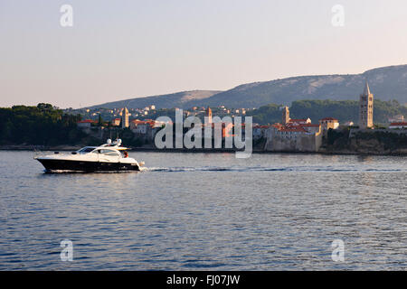 Arbe Isl,Città di Rab,Porto,Campanili,tetti, pareti di capperi selvatici,Bougainvillaea, vicoli,Chiese,Cattedrale di St Mary,CROAZIA Foto Stock