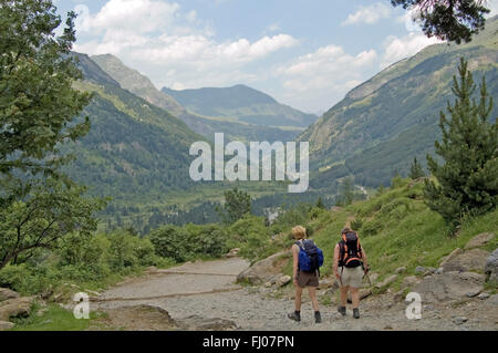 Pirenei francesi; WALKERS A VALLEE D'OSSOUE Foto Stock