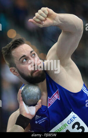 Leipzig, Germania. Il 27 febbraio, 2016. Shot putter Tobias Dahm di VfL Sindelfingen in azione durante il tedesco Indoor Athletics Championships, all'Arena di Leipzig, Germania, 27 febbraio 2016. Foto: Jens WOLF/DPA/Alamy Live News Foto Stock