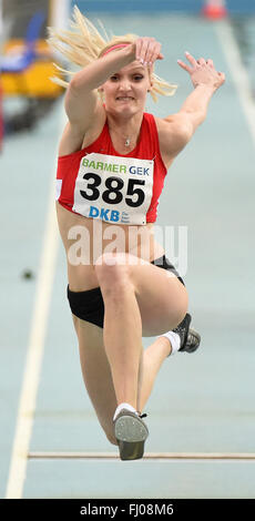 Leipzig, Germania. Il 27 febbraio, 2016. Ponticello tripla Jenny Elbe di Dresda SC in azione durante il tedesco Indoor Athletics Championships, all'Arena di Leipzig, Germania, 27 febbraio 2016. Foto: Jens WOLF/DPA/Alamy Live News Foto Stock