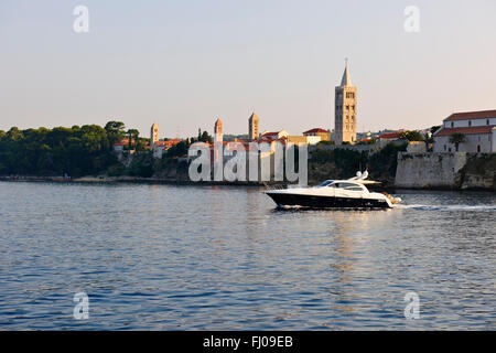 Arbe Isl,Città di Rab,Porto,Campanili,tetti, pareti di capperi selvatici,Bougainvillaea, vicoli,Chiese,Cattedrale di St Mary,CROAZIA Foto Stock