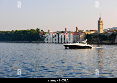 Arbe Isl,Città di Rab,Porto,Campanili,tetti, pareti di capperi selvatici,Bougainvillaea, vicoli,Chiese,Cattedrale di St Mary,CROAZIA Foto Stock