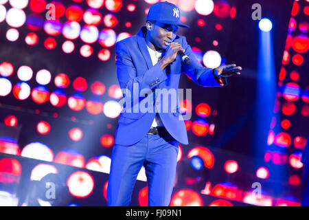 Leeds, Regno Unito. 26 Febbraio, 2016. X Factor concorrenti, Reggie e Bollie, eseguire presso il Leeds Arena sul 2016 X Factor UK Tour Credito: Myles Wright/ZUMA filo/Alamy Live News Foto Stock