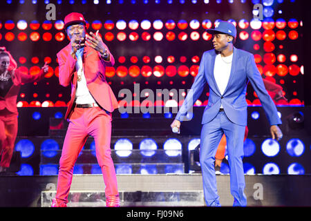 Leeds, Regno Unito. 26 Febbraio, 2016. X Factor concorrenti, Reggie e Bollie, eseguire presso il Leeds Arena sul 2016 X Factor UK Tour Credito: Myles Wright/ZUMA filo/Alamy Live News Foto Stock