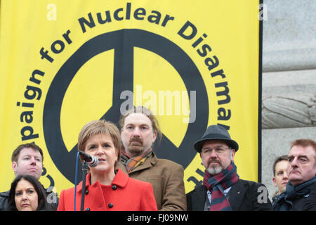 Londra, Regno Unito. Il 27 febbraio, 2016. Scottish Primo Ministro Nicola Storione unisce i manifestanti su un 'Stop Trident" marzo se central London Credit: Thabo Jaiyesimi/Alamy Live News Foto Stock