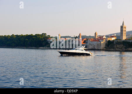 Arbe Isl,Città di Rab,Porto,Campanili,tetti, pareti di capperi selvatici,Bougainvillaea, vicoli,Chiese,Cattedrale di St Mary,CROAZIA Foto Stock