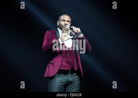 Leeds, Regno Unito. 26 Febbraio, 2016. X fattore concorrente, Anton Stephans, esegue presso il Leeds Arena sul 2016 X Factor UK Tour Credito: Myles Wright/ZUMA filo/Alamy Live News Foto Stock