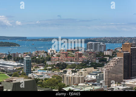 Il porto di Sydney con barche e yacht e edifici adiacenti da altezza Foto Stock