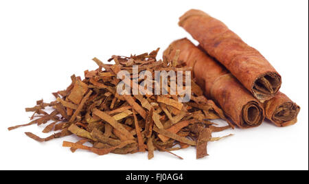 Asciugare le foglie di tabacco di sigaretta su sfondo bianco Foto Stock