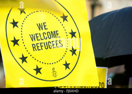 Oviedo, Spagna. Il 27 febbraio, 2016. Plancard di Amnesty International con il testo "dobbiamo accogliere i rifugiati' durante la marcia europea a favore dei diritti dei rifugiati in Oviedo, Spagna, il 27 febbraio 2016. Credito: David Gato/Alamy Live News Foto Stock