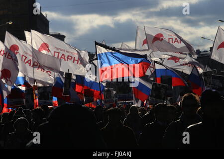 Mosca, Russia. Il 27 febbraio, 2016. La gente a prendere parte in un mese di marzo in memoria di russo politico di opposizione Boris Nemtsov sul primo anniversario del suo omicidio a Mosca, in Russia, il 27 febbraio 2016. Circa 50.000 persone in lutto di Nemtsov qui riuniti sabato per una massa di marzo. Nemtsov, ex vice primo ministro russo e apertamente critico nei confronti del Presidente Vladimir Putin è stato ucciso a circa mezzanotte del 27 febbraio 2015 vicino al Cremlino. Credito: Evgeny Sinitsin/Xinhua/Alamy Live News Foto Stock