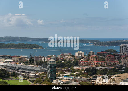 Il porto di Sydney con barche e yacht e edifici adiacenti da altezza Foto Stock