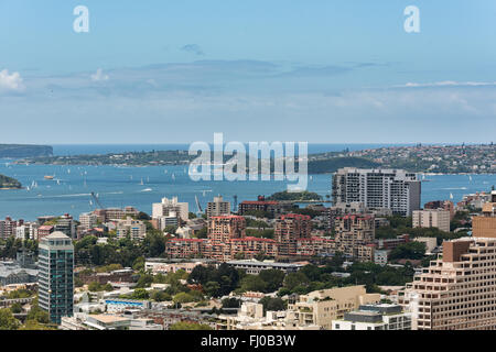 Il porto di Sydney con barche e yacht e edifici adiacenti da altezza Foto Stock