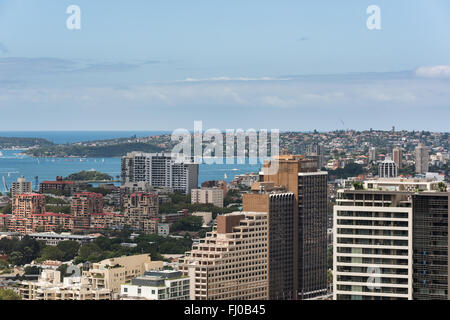 Il porto di Sydney con barche e yacht e edifici adiacenti da altezza Foto Stock