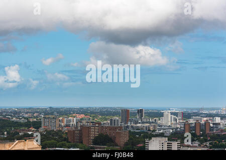 Il porto di Sydney con barche e yacht e edifici adiacenti da altezza Foto Stock