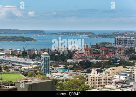 Il porto di Sydney con barche e yacht e edifici adiacenti da altezza Foto Stock