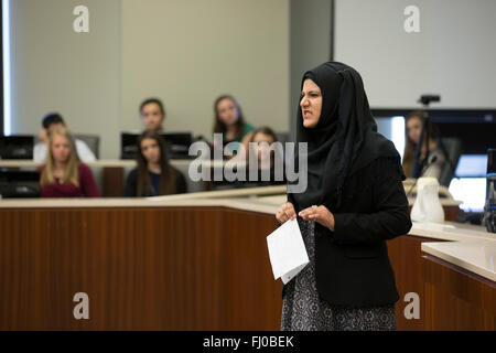 Musulmani girl teen in hijab posa come avvocato di perseguimento penale presenta caso durante il processo farsa per gli studenti delle scuole superiori in Texas Foto Stock