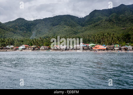 Piccolo borgo di pescatori sulla spiaggia di montagna isola di Leyte nelle Filippine Foto Stock
