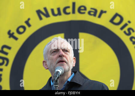 Londra, UK, 27 febbraio, 2016. Jeremy Corbyn indirizzo più grande anti-Trident dimostrazione Credito: Thabo Jaiyesimi/Alamy Live News Foto Stock