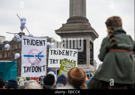 Londra, Regno Unito. Il 27 febbraio 2016. Migliaia di persone si riuniscono in Trafalgar Square per un rally per protestare contro il rinnovo del Tridente missile nucleare programma. Funzionari dell'Unione, la fede leader, gli attivisti anti-nucleari e anti-guerra gli attivisti hanno mostrato il loro sostegno e ascoltato oratori come scozzese del Primo Ministro Nicola storione e Plaid Cymru leader Leanne Wood sul palco. Credito: Stephen Chung / Alamy Live News Foto Stock