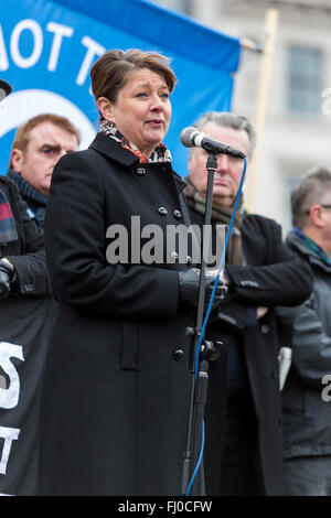 Londra, Regno Unito. Il 27 febbraio 2016. Leanne Wood, leader di Plaid Cymru parla al rally. Anti-Trident Rally in Trafalgar Square. Credito: Immagini vibranti/Alamy Live News Foto Stock