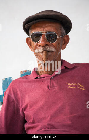 La vita quotidiana a Cuba - uomo cubano di fumare sigaro in Vinales, Pinar del Rio Provincia, Cuba, West Indies, dei Caraibi e America centrale Foto Stock