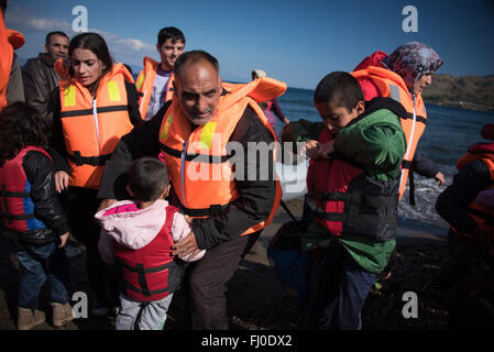 I rifugiati che arrivano sulle coste del Efthalou, Lesbo in Grecia. Foto Stock