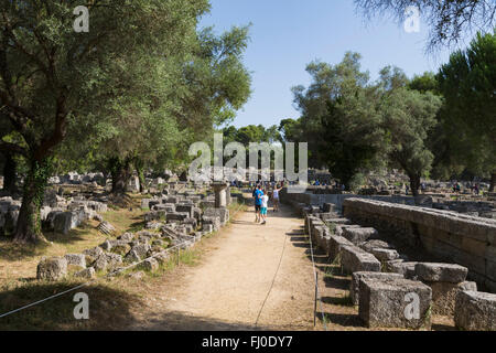 Olympia, Peloponneso e Grecia. Antica Olympia. Gruppi di visitatori di passeggiare attraverso le rovine. Foto Stock