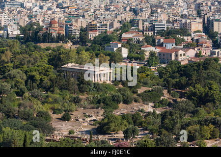 Atene, Attica, Grecia. Il Tempio dorico di Efesto - o Hephaisteion o Hephesteum - nell'Agora. Visto dall'Acropoli Foto Stock