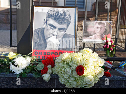 Kiev, Ucraina. Il 27 febbraio, 2016. Fiori in un memoriale di rally per Boris Nemtsov per contrassegnare l assassinio del primo anniversario di fronte l'Ambasciata russa a Kiev in Ucraina. Il Russo leader dell opposizione e critico acuto del Presidente Putin, Boris Nemtsov è stato ucciso nella notte del 27 al 28 febbraio 2015, nel centro di Mosca. Credito: Vasyl Shevchenko/Pacific Press/Alamy Live News Foto Stock