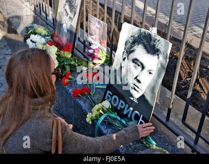 Kiev, Ucraina. Il 27 febbraio, 2016. Le persone partecipano a un memoriale di rally per Boris Nemtsov per contrassegnare l assassinio del primo anniversario di fronte l'Ambasciata russa a Kiev in Ucraina. Il Russo leader dell opposizione e critico acuto del Presidente Putin, Boris Nemtsov è stato ucciso nella notte del 27 al 28 febbraio 2015, nel centro di Mosca. Credito: Vasyl Shevchenko/Pacific Press/Alamy Live News Foto Stock