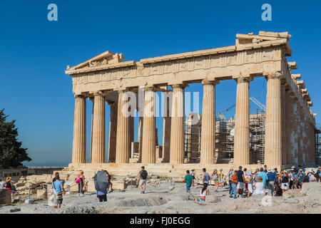 Atene, Attica, Grecia. Il Partenone dell'Acropoli. L'Acropoli di Atene è un sito Patrimonio Mondiale dell'UNESCO. Foto Stock