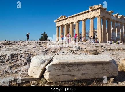 Atene, Attica, Grecia. Il Partenone dell'Acropoli. L'Acropoli di Atene è un sito Patrimonio Mondiale dell'UNESCO. Foto Stock