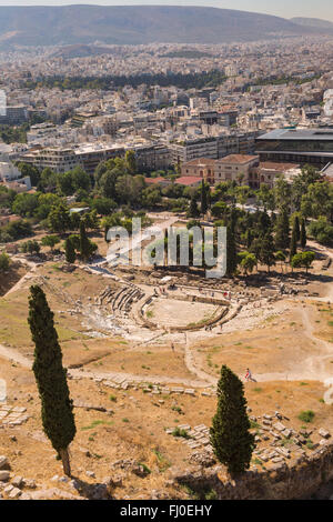 Atene, Attica, Grecia. Teatro di Dioniso, visto dall'Acropoli. Considerato per essere il luogo di nascita della tragedia greca Foto Stock