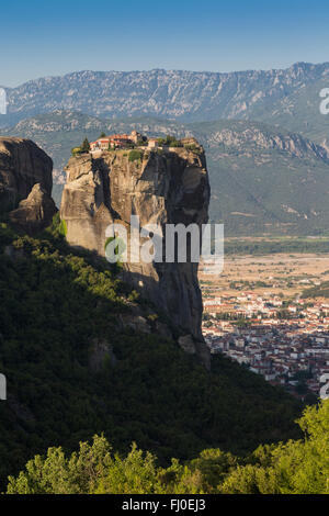 Meteora, Tessaglia, Grecia. La chiesa ortodossa orientale Santa Trinità monastero. (In greco, Agia Triada, Ayías Triádhos o Ayia Triada) Foto Stock