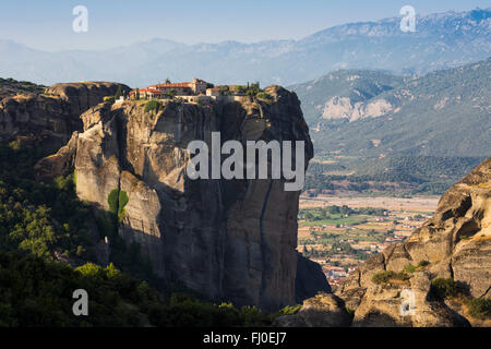 Meteora, Tessaglia, Grecia. La chiesa ortodossa orientale Santa Trinità monastero. (In greco, Agia Triada, Ayías Triádhos o Ayia Triada) Foto Stock