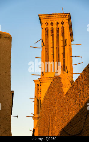 Case tradizionali in Yazd con windcatcher torri di ventilazione Foto Stock