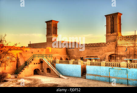 Case tradizionali in Yazd con windcatcher torri di ventilazione Foto Stock