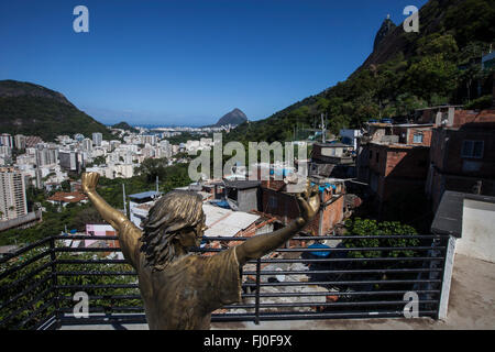 Michael Jackson statua in favela di Santa Marta - contrasto tra la favela shanties e middle-class edifici del quartiere di Botafogo nella zona sud di Rio de Janeiro, Brasile - Cristo Redentore statua in background. Foto Stock