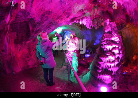 Iserlohn, Germania. Il 27 febbraio, 2016. Un visitatore effettua un'immagine dell'illuminato Dechen grotta in Iserlohn, Germania, 27 febbraio 2016. La "Grotta 2016 Luci' evento sarà vetrina di installazioni luminose dotate di formazioni stalattitiche e stalagmitiche più nella grotta Dechen in Iserlohn fino al 25 marzo 2016. Foto: INA FASSBENDER/dpa/Alamy Live News Foto Stock