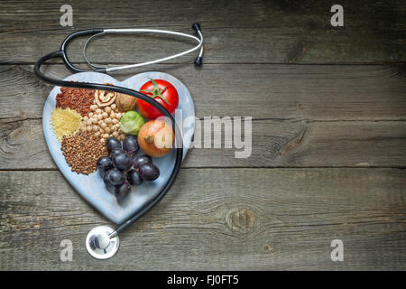 Uno stile di vita sano concetto con cibo sul cuore closeup Foto Stock