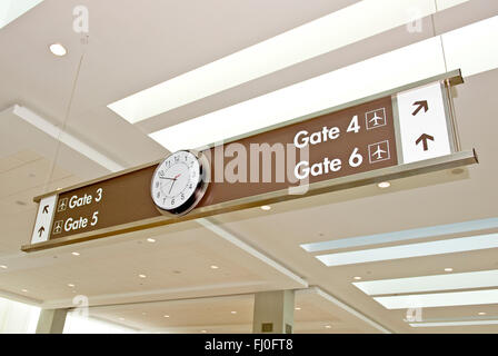 Direzioni Aeroporto di firmare con orologio Foto Stock