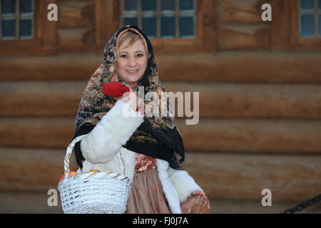 Giovane donna russa in un tradizionale russo velo, Mosca, Russia Foto Stock