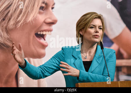 CDU il primo candidato per le elezioni nel Land Renania Palatinato, Julia Kloeckner, parlando a un Renania-palatinato CDU campagna elettorale evento in Ludwigshafen, Germnay, 27 febbraio 2016. Foto: UWE ANSPACH/DPA Foto Stock