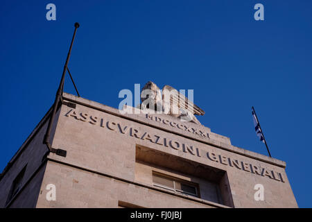 Leone alato statua sulla sommità di Generali building raffigurante il leone di San Marco, santo patrono di Venezia e il simbolo di Generali in compagnia di assicurazioni di Jaffa Street West Jerusalem Israel. L'edificio che fu progettato da Marcello Piacentini, chief architect del regime fascista italiano, è servita come Gerusalemme filiale italiana di Assicurazioni Generali Insurance Company dal 1935 al 1946. Nel 1946 l'Amministrazione Mandataria Britannica nazionalizzato l edificio. Foto Stock