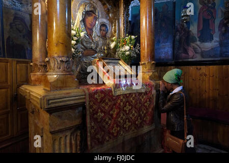 Pellegrino cristiano dall Africa pregando dentro la chiesa del sepolcro di Santa Maria, anche la tomba di Maria Vergine, situato lungo il torrente Kidron prima di Getsemani ai piedi del Monte degli Ulivi, Gerusalemme est Israele Foto Stock