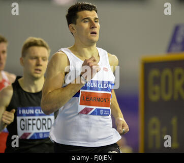 EIS Sheffield, Sheffield, Regno Unito. Il 27 febbraio, 2016. British Indoor Athletics Championships giorno uno. Guy Learmonth conduce il suo calore di 800m. Credito: Azione Sport Plus/Alamy Live News Foto Stock