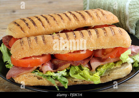 Panini freschi riempiti con pancetta croccante lattuga e pomodoro Foto Stock