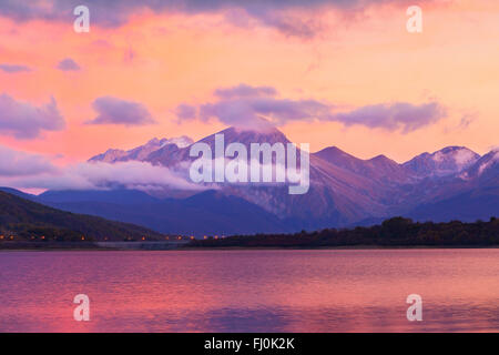 Incredibile tramonto sul lago di Campotosto in Abruzzo Appennino Foto Stock